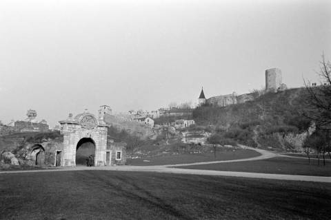 ARH NL Dierssen 1352/0033, Tor Karl VI. und im Hintergrund die Festung von Belgrad, Belgrad, 1956