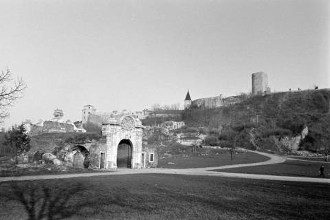 ARH NL Dierssen 1352/0034, Tor Karl VI. und im Hintergrund die Festung von Belgrad, Belgrad, 1956