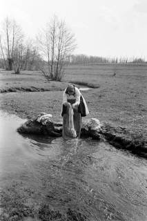 ARH NL Dierssen 1353/0025, Frau wäscht Wäsche in einem Bach, Kroatien, 1956