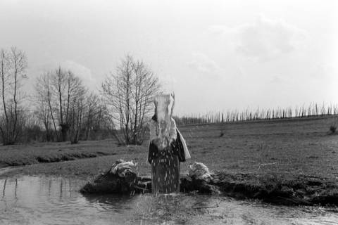 ARH NL Dierssen 1353/0026, Frau wäscht Wäsche in einem Bach, Kroatien, 1956