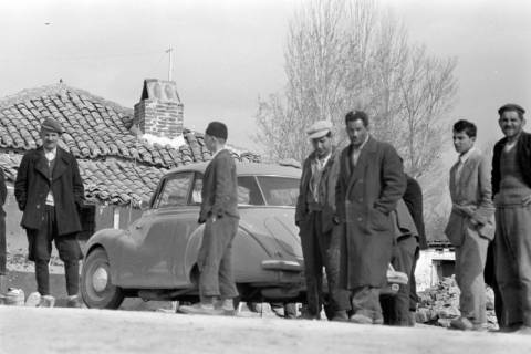 ARH NL Dierssen 1353/0030, Männer bestaunen den Fotografen, Komotini, 1956