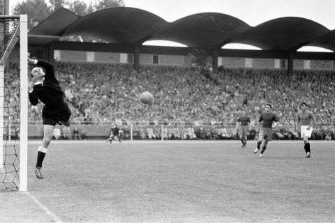 ARH NL Dierssen 1356/0017, Deutsche Fußballmeisterschaft 1955/56: Hannover 96 gegen FC Kaiserslautern, Hannover, 1956