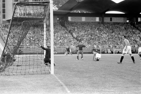 ARH NL Dierssen 1356/0018, Deutsche Fußballmeisterschaft 1955/56: Hannover 96 gegen FC Kaiserslautern, Hannover, 1956