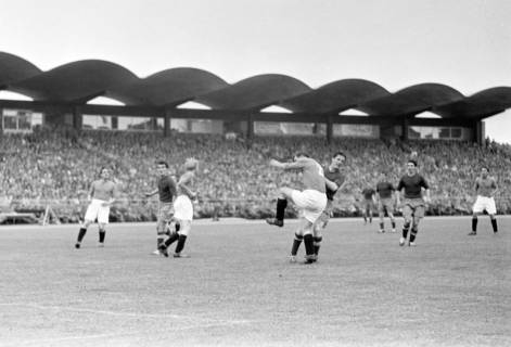 ARH NL Dierssen 1356/0020, Deutsche Fußballmeisterschaft 1955/56: Hannover 96 gegen FC Kaiserslautern, Hannover, 1956