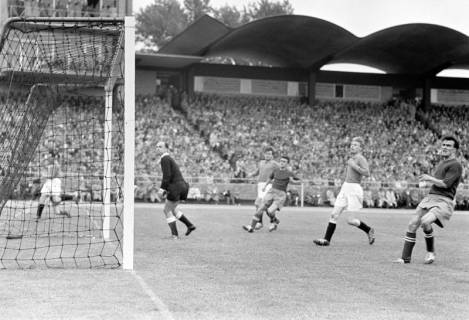 ARH NL Dierssen 1356/0021, Deutsche Fußballmeisterschaft 1955/56: Hannover 96 gegen FC Kaiserslautern, Hannover, 1956