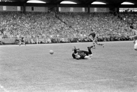 ARH NL Dierssen 1356/0028, Deutsche Fußballmeisterschaft 1955/56: Hannover 96 gegen FC Kaiserslautern, Hannover, 1956