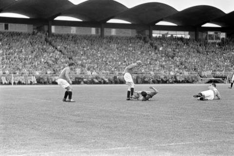 ARH NL Dierssen 1356/0029, Deutsche Fußballmeisterschaft 1955/56: Hannover 96 gegen FC Kaiserslautern, Hannover, 1956