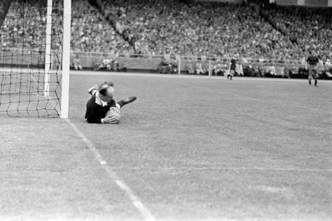 ARH NL Dierssen 1356/0030, Deutsche Fußballmeisterschaft 1955/56: Hannover 96 gegen FC Kaiserslautern, Hannover, 1956
