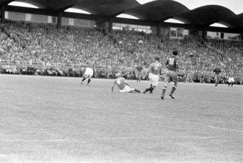 ARH NL Dierssen 1356/0031, Deutsche Fußballmeisterschaft 1955/56: Hannover 96 gegen FC Kaiserslautern, Hannover, 1956