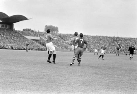 ARH NL Dierssen 1356/0033, Deutsche Fußballmeisterschaft 1955/56: Hannover 96 gegen FC Kaiserslautern, Hannover, 1956
