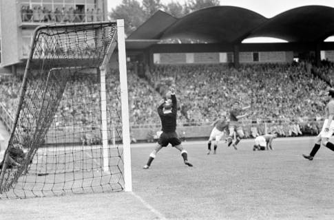 ARH NL Dierssen 1356/0034, Deutsche Fußballmeisterschaft 1955/56: Hannover 96 gegen FC Kaiserslautern, Hannover, 1956