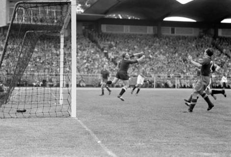ARH NL Dierssen 1357/0001, Deutsche Fußballmeisterschaft 1955/56: Hannover 96 gegen FC Kaiserslautern, Hannover, 1956