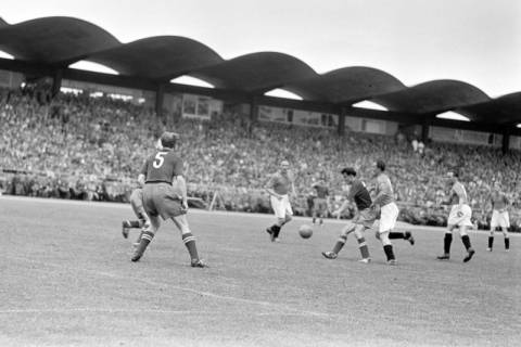 ARH NL Dierssen 1357/0005, Deutsche Fußballmeisterschaft 1955/56: Hannover 96 gegen FC Kaiserslautern, Hannover, 1956