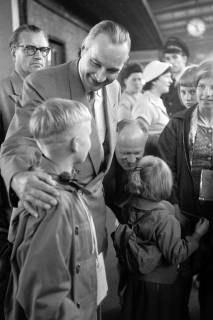 ARH NL Dierssen 1359/0001, Sozialminister Heinz Rudolph begrüßt Berliner Kinder, Hannover, 1956