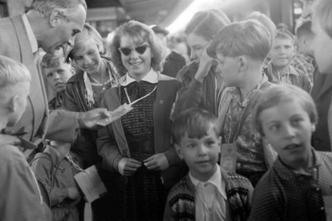 ARH NL Dierssen 1359/0002, Sozialminister Heinz Rudolph begrüßt Berliner Kinder, Hannover, 1956