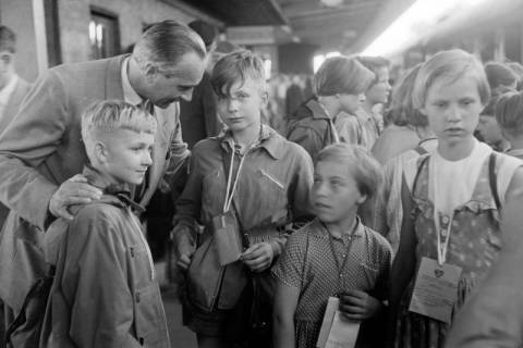 ARH NL Dierssen 1359/0004, Sozialminister Heinz Rudolph begrüßt Berliner Kinder, Hannover, 1956