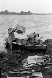 ARH NL Dierssen 1360/0002, Weserhochwasser wird eingedämmt (Technisches Hilfswerk und britische Truppen), Hoya, 1956