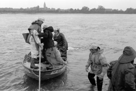 ARH NL Dierssen 1360/0003, Weserhochwasser wird eingedämmt (Technisches Hilfswerk und britische Truppen), Hoya, 1956