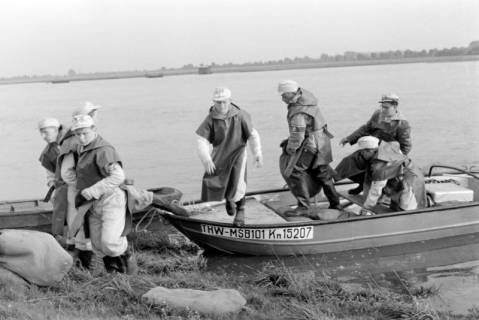 ARH NL Dierssen 1360/0005, Weserhochwasser wird eingedämmt (Technisches Hilfswerk und britische Truppen), Hoya, 1956