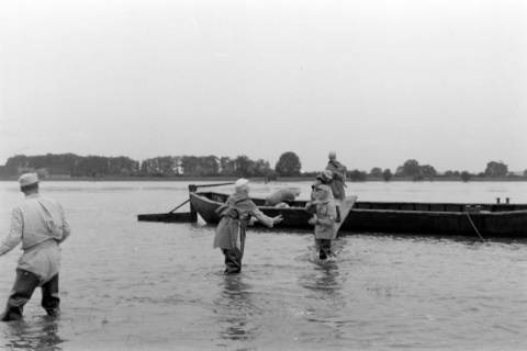ARH NL Dierssen 1360/0008, Weserhochwasser wird eingedämmt (Technisches Hilfswerk und britische Truppen), Hoya, 1956