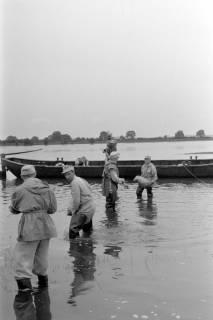 ARH NL Dierssen 1360/0009, Weserhochwasser wird eingedämmt (Technisches Hilfswerk und britische Truppen), Hoya, 1956