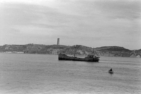 ARH NL Dierssen 1362/0023, Tour d'Europe: Schiff auf dem Tajo mit dem im Bau befindlichen Cristo Rei im Hintergrund, Lissabon, 1956