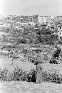 ARH NL Dierssen 1362/0025, Tour d'Europe: Blick auf Häuser an einem Hang, Lissabon?, 1956