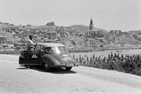 ARH NL Dierssen 1362/0034, Tour d'Europe: Günter Maurer und Auto vor einer Stadt, Spanien, 1956