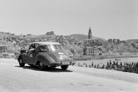 ARH NL Dierssen 1362/0035, Tour d'Europe: Günter Maurer und Auto vor einer Stadt, Spanien, 1956