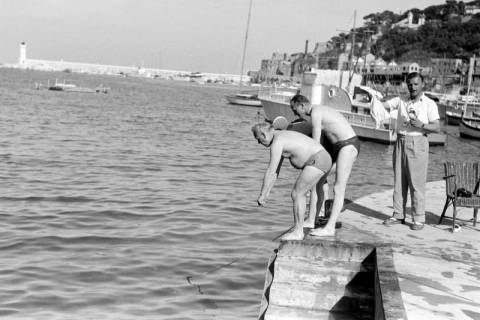 ARH NL Dierssen 1363/0024, Tour d'Europe: Männer baden im Hafen, Monte-Carlo, 1956