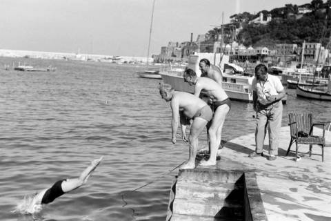 ARH NL Dierssen 1363/0025, Tour d'Europe: Männer baden im Hafen, Monte-Carlo, 1956