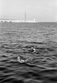 ARH NL Dierssen 1363/0027, Tour d'Europe: Männer baden im Hafen, Monte-Carlo, 1956