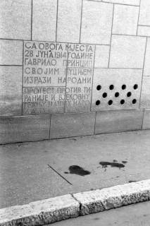 ARH NL Dierssen 1364/0015, Tour d'Europe: Gedenktafel an das Attentat an dem österreichischen Thronfolger am 28. Juni 1914, Sarajevo, 1956