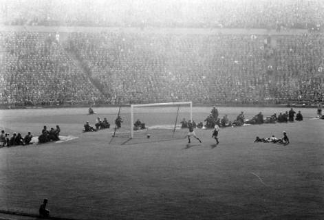ARH NL Dierssen 1366/0031, Fußballspiel im Niedersachsenstadion, Hannover, 1956