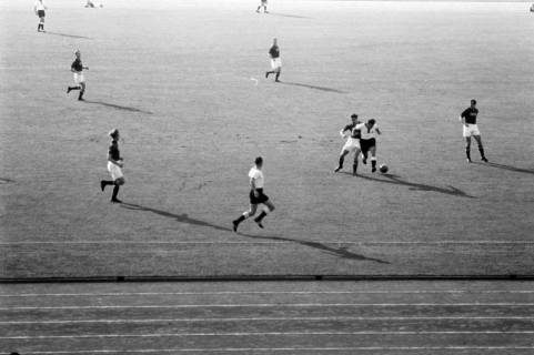 ARH NL Dierssen 1366/0033, Fußballspiel im Niedersachsenstadion, Hannover, 1956