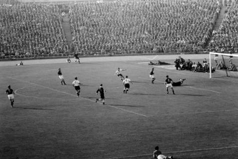 ARH NL Dierssen 1367/0001, Fußballspiel im Niedersachsenstadion, Hannover, 1956
