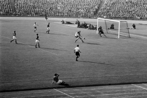 ARH NL Dierssen 1367/0003, Fußballspiel im Niedersachsenstadion, Hannover, 1956