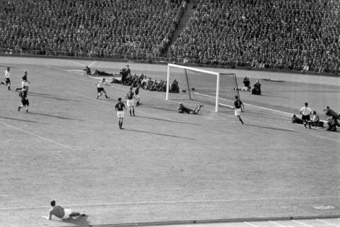 ARH NL Dierssen 1367/0004, Fußballspiel im Niedersachsenstadion, Hannover, 1956