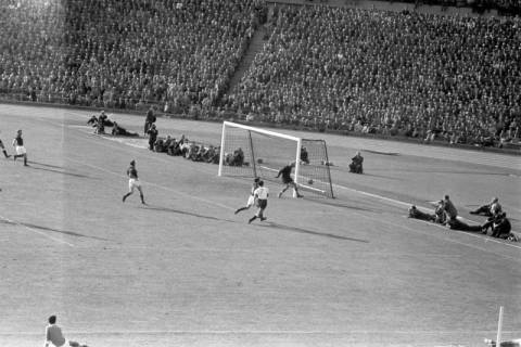 ARH NL Dierssen 1367/0005, Fußballspiel im Niedersachsenstadion, Hannover, 1956