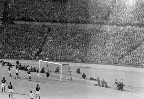 ARH NL Dierssen 1367/0006, Fußballspiel im Niedersachsenstadion, Hannover, 1956