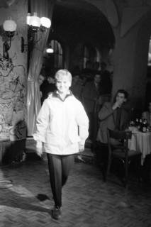 ARH NL Dierssen 1370/0002, Modenschau in der Bar "Tabu", Hannover, 1956