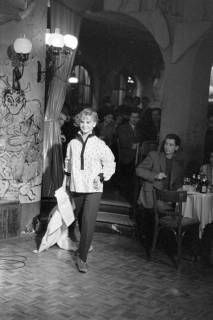 ARH NL Dierssen 1370/0004, Modenschau in der Bar "Tabu", Hannover, 1956