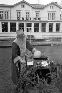 ARH NL Dierssen 1377/0025, Weihnachtsmann brät Straußen-Ei, Bad Harzburg, 1956