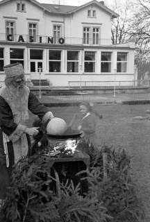 ARH NL Dierssen 1377/0026, Weihnachtsmann brät Straußen-Ei, Bad Harzburg, 1956