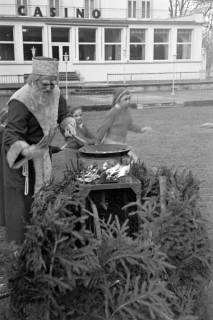 ARH NL Dierssen 1377/0028, Weihnachtsmann brät Straußen-Ei, Bad Harzburg, 1956