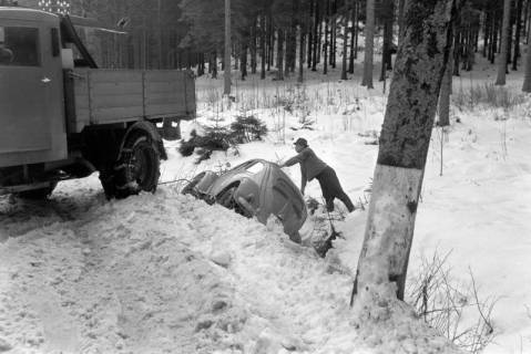 ARH NL Dierssen 1378/0019, Unfall in der Zonengrenzlandschaft, Braunlage, 1957