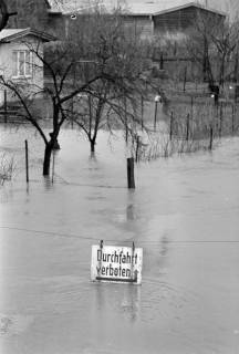 ARH NL Dierssen 1381/0010, "Durchfahrt verboten"-Schild im Hochwasser, Hannover, 1957