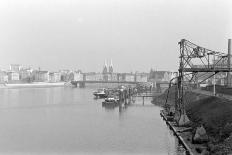 ARH NL Dierssen 1383/0013, Weser mit Hafen und St. Petri Dom, Bremen, 1957