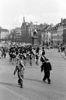 ARH NL Dierssen 1388/0001, Marsch der Königlichen Garde (?) auf dem Højbro Platz mit der Reiterstatue des Bischofs Absalon im Hintergrund, Kopenhagen, 1957