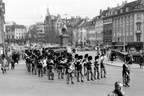 ARH NL Dierssen 1388/0002, Marsch der Königlichen Garde (?) auf dem Højbro Platz mit der Reiterstatue des Bischofs Absalon im Hintergrund, Kopenhagen, 1957